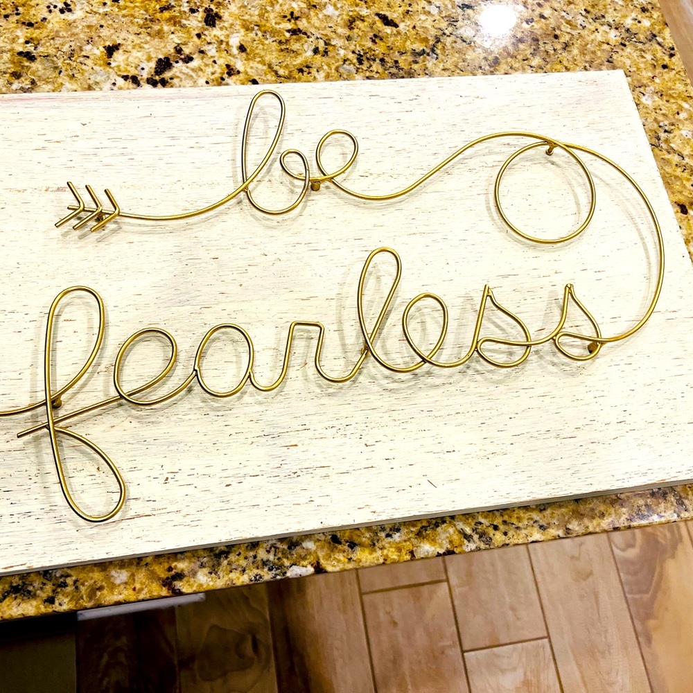 TAYLOR SWIFT **BE FEARLESS** SIGN